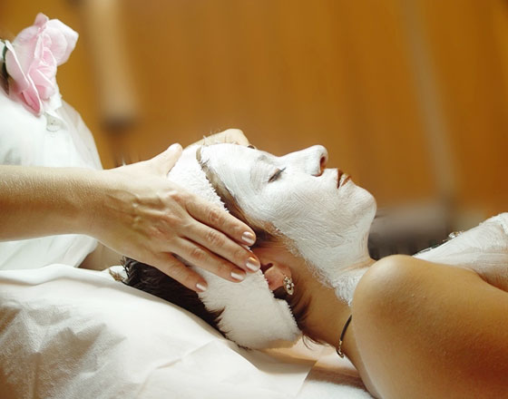 LAKME Trained PROFESSTIONAL BEAUTY SERVICES LAKME Trained PROFESSTIONAL BEAUTY SERVICES