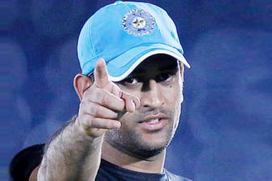 &lsquo;Don&rsquo;t slip from here&rsquo;, says Dhoni to Team India