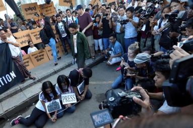 Dozens Protest Against Jailing of Reuters Reporters