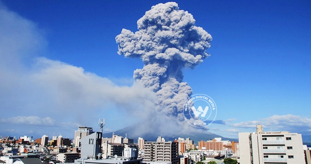 Sakurajima volcano blasting high!},{Sakurajima volcano blasting high!