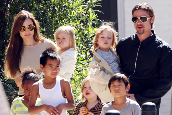 With whom did Brad-Jolie and brood spend their Boxing Day?},{With whom did Brad-Jolie and brood spend their Boxing Day?