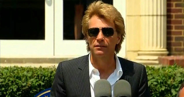 Jon Bon Jovi  hands out $1 million for Sandy relief},{Jon Bon Jovi  hands out $1 million for Sandy relief