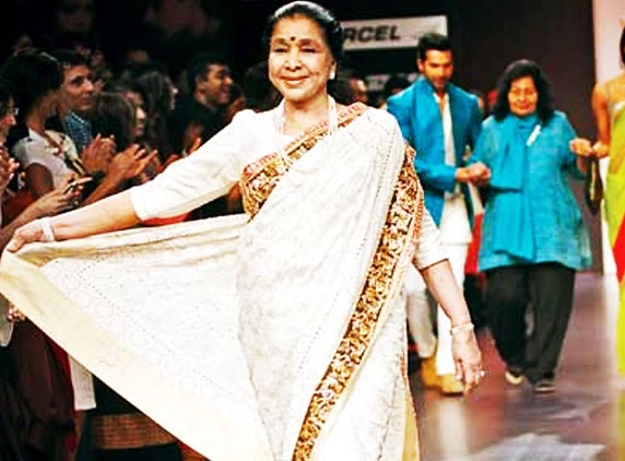 Legendary Asha Bhosle made her ramp debut!