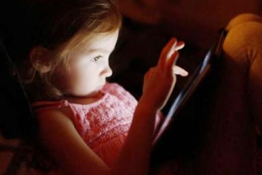 Bedtime smartphone use may affect child&rsquo;s sleep and health!