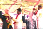 donald trump statue in telangana, Donald Trump Bhakt from Telangana, donald trump bhakt from telangana in india unveils a 6 ft statue of u s president performs puja with milk, India win