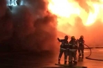 flames in strip mall, Fire fighters control flames in strip mall, first fighters battle to control fire flames that is destroying strip mall, Fire fighter