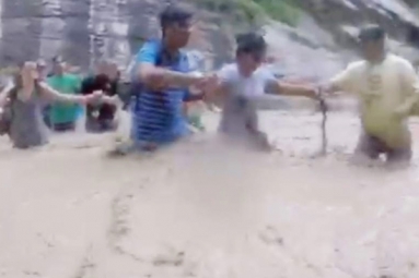 Humanity At It&rsquo;s Best-Hikers Help Each Other By Forming Human Chain To Cross Swollen Utah River.
