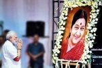 narendra modi and sushma swaraj, Narendra Modi paying tribute to sushma swaraj, sushma swaraj transformed mea narendra modi, Sushma