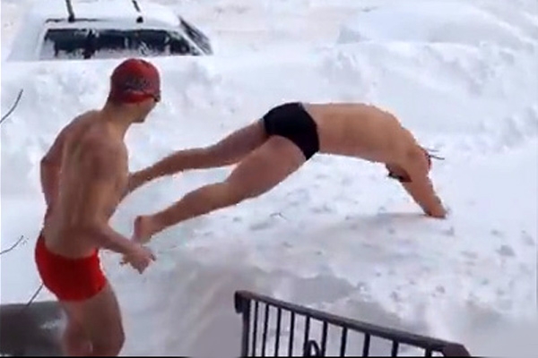 Men go 'snow swimming' in Minnesota},{Men go 'snow swimming' in Minnesota