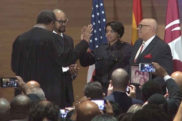 Jeri Williams sworn in as Phoenix's first female police chief!