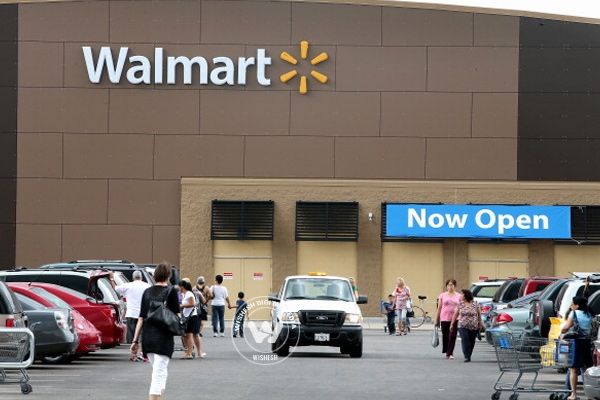 Shooting inside Walmart store in Arizona, 1 dead },{Shooting inside Walmart store in Arizona, 1 dead 