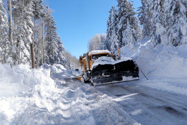 man dies while skiing},{man dies while skiing